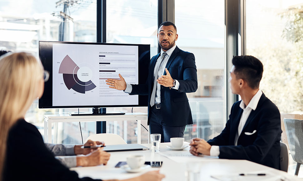 operations manager leading a meeting 970x680 1